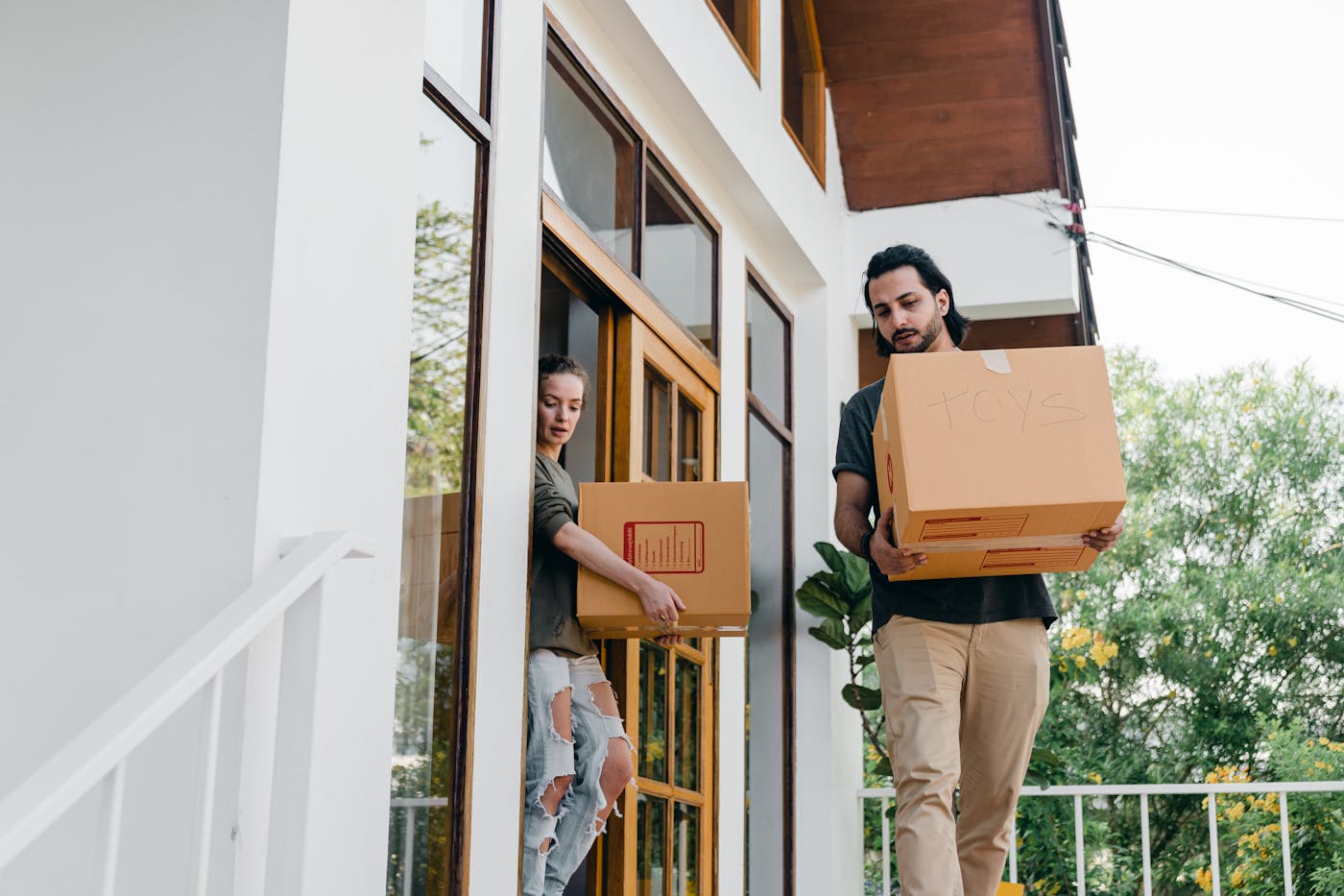 Movers unloading in Sugar Land TX